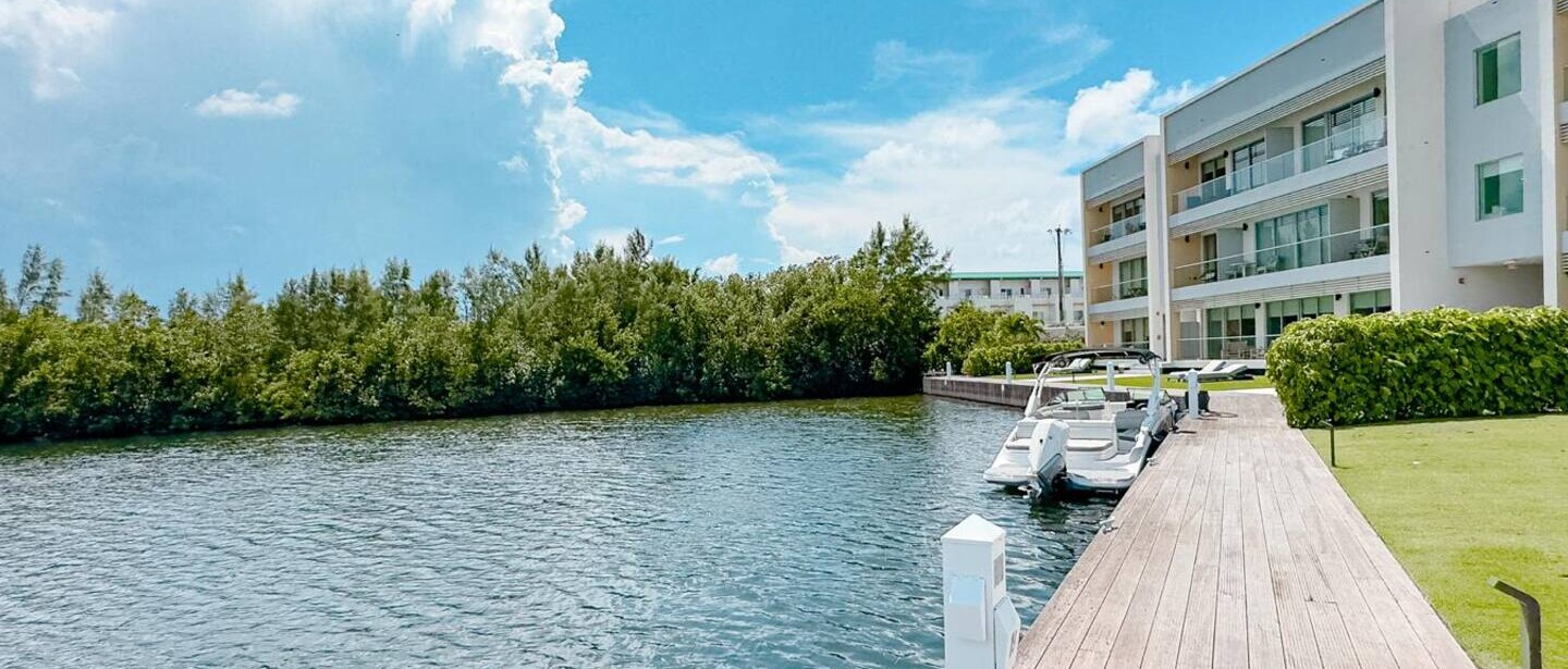 Luxury 2BR Condo | Walk to Seven Mile Beach, Pools — photo 16 of 36