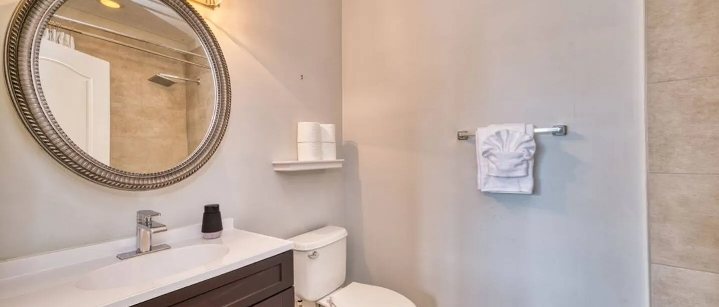 2 Bed Townhouse Quiet Complex 2m to 7Mile — photo 10 of 26