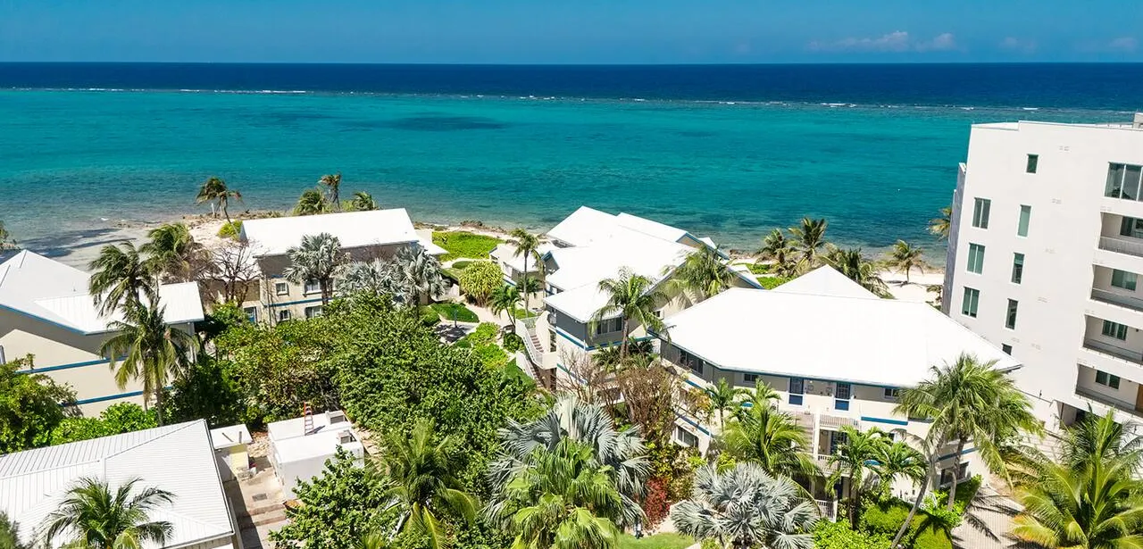 Ocean view 1BR, 1 min to beach, shared pool — main photo