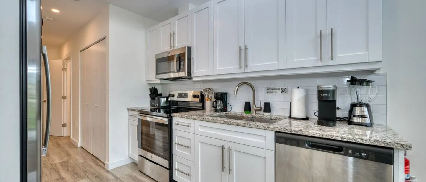 1BD 1.5B Cozy, Central Location, Patio and Pool — photo 8 of 16
