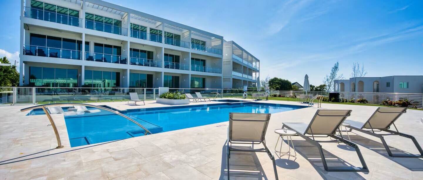 Luxury 3 Bedroom Waterfront Condo in Paradise — photo 55 of 57