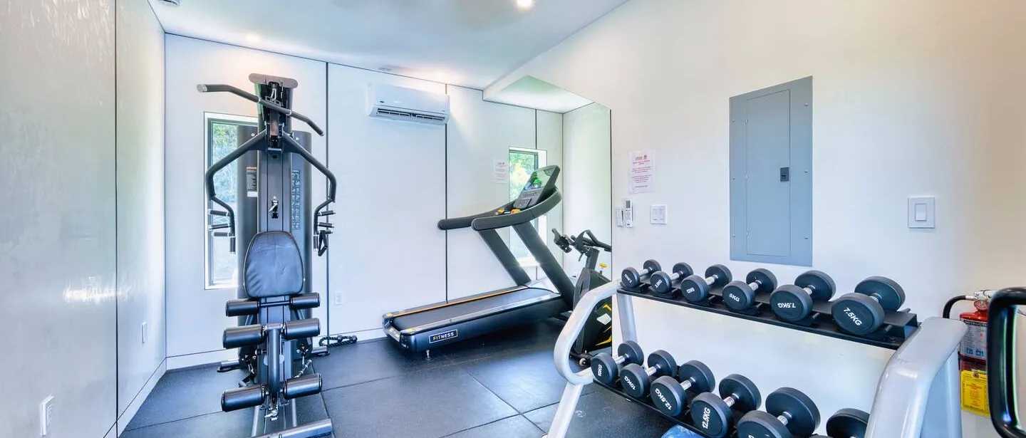2 Bed Modern Condo with Gym and Stylish Pool Area — photo 10 of 18