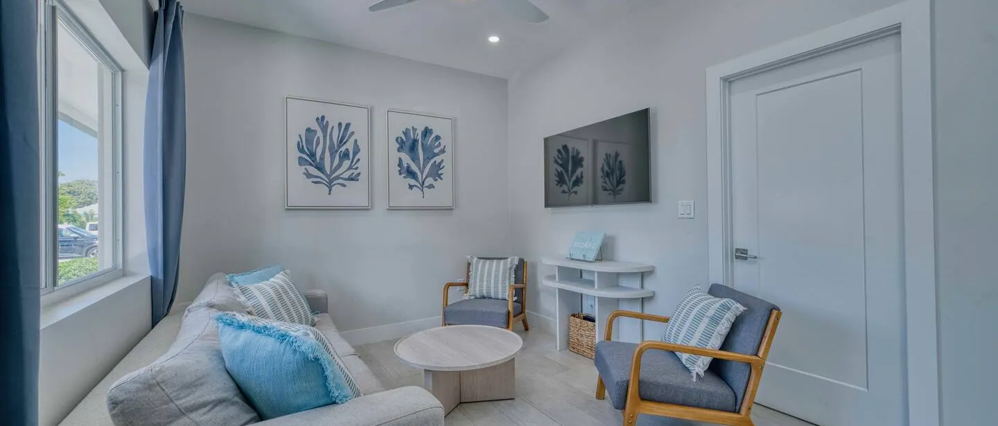 Modern 2 bedroom walking distance to the beach! — photo 4 of 32