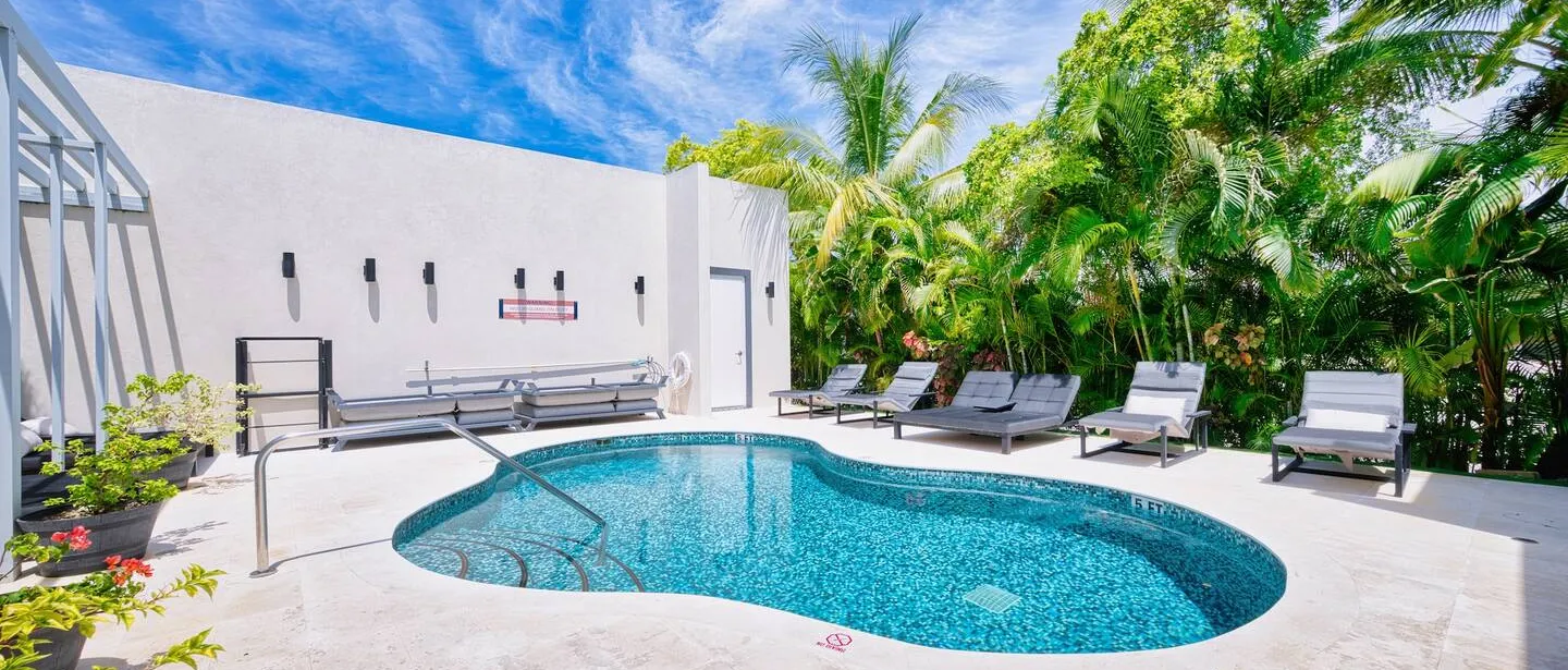 Lush Oasis in the heart of 7mile Beach Area — photo 5 of 28