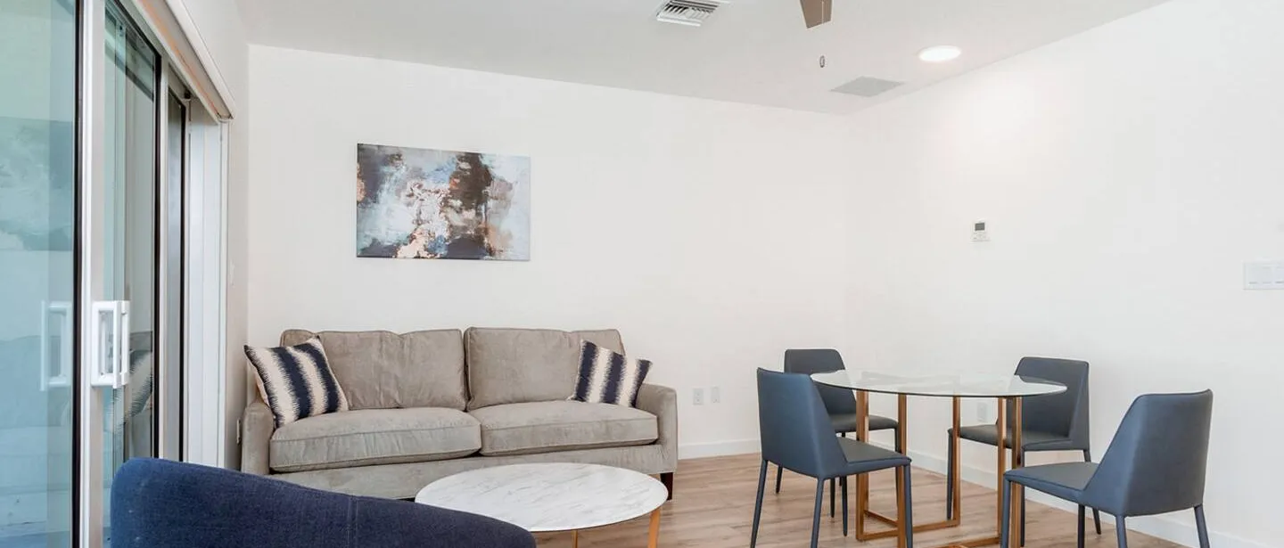 1BD 1.5B Cozy, Central Location, Patio and Pool — photo 5 of 16