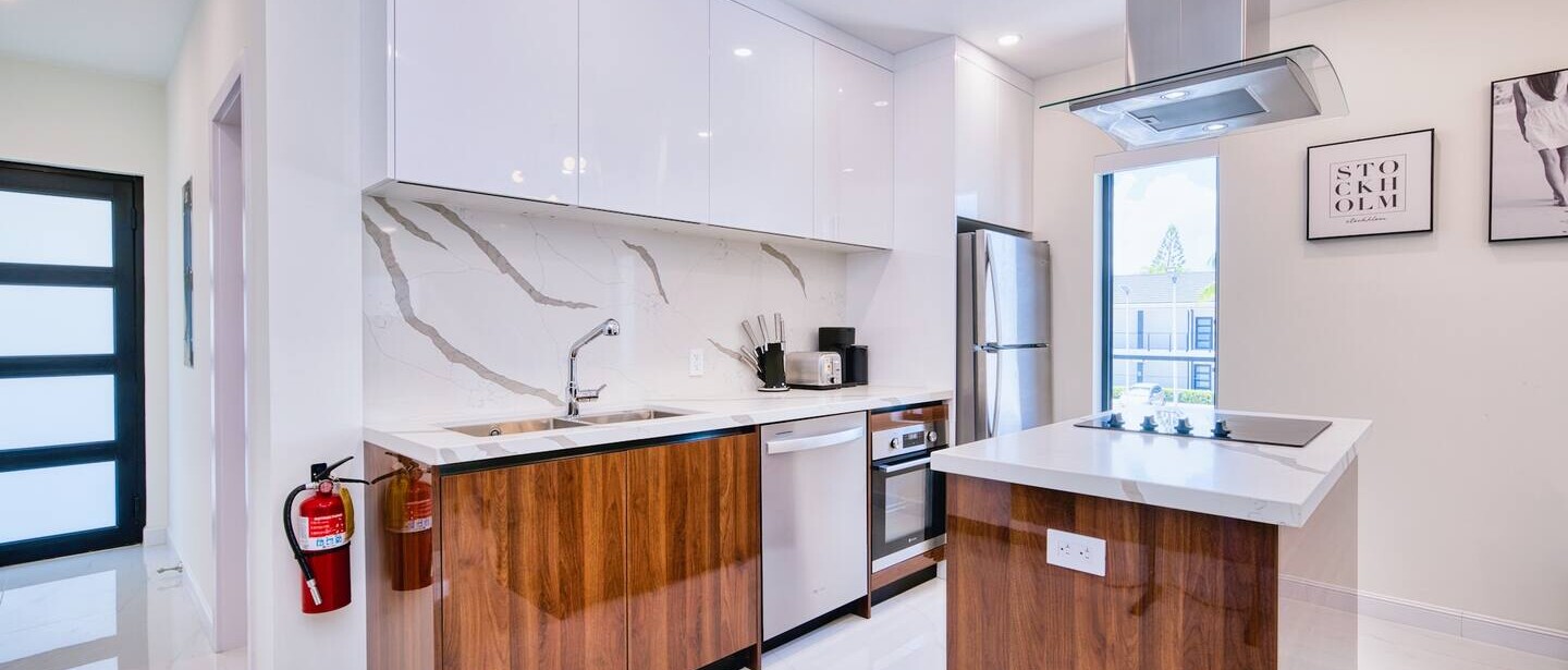 2 Bed Modern Condo with Gym and Stylish Pool Area — photo 13 of 18