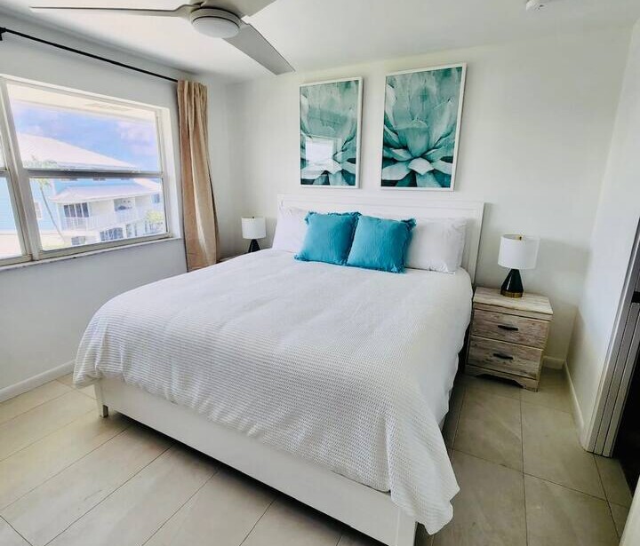 Beachfront 2BR Seven Mile | Beach, Pool & BBQ — photo 15 of 33