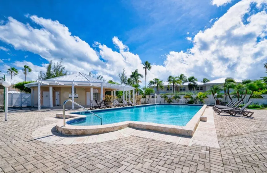 2 Bed Townhouse Quiet Complex 2m to 7Mile