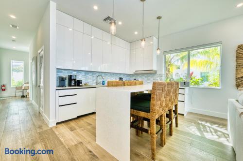 Luxury 3 Bedroom Waterfront Condo in Paradise — photo 28 of 57