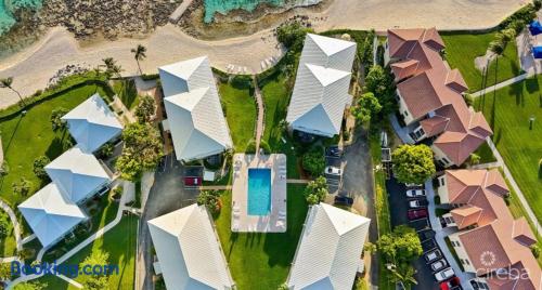 Beachfront 2BR Seven Mile | Beach, Pool & BBQ — photo 33 of 33