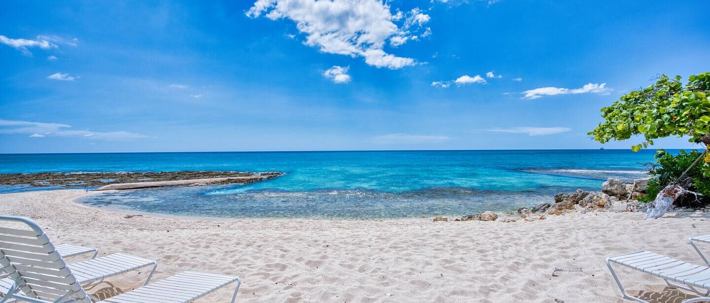 Beachfront 2BR Seven Mile | Beach, Pool & BBQ — photo 19 of 33