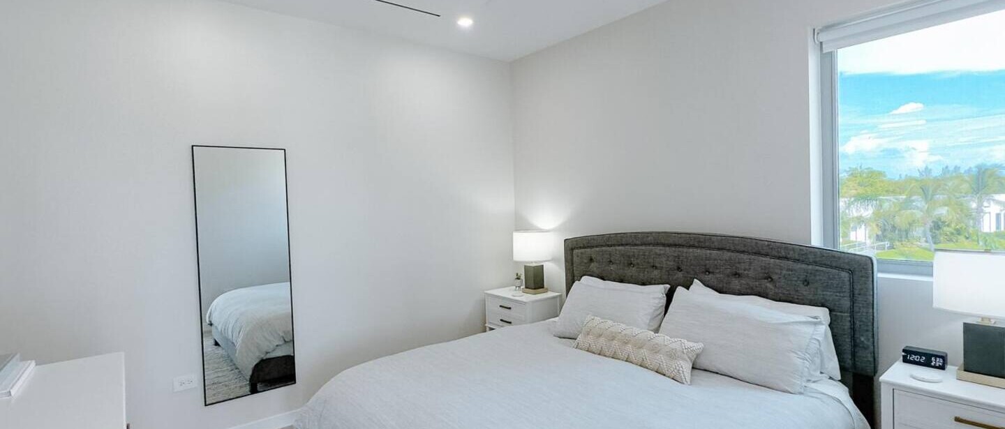 Luxury 2BR Condo | Walk to Seven Mile Beach, Pools — photo 30 of 36