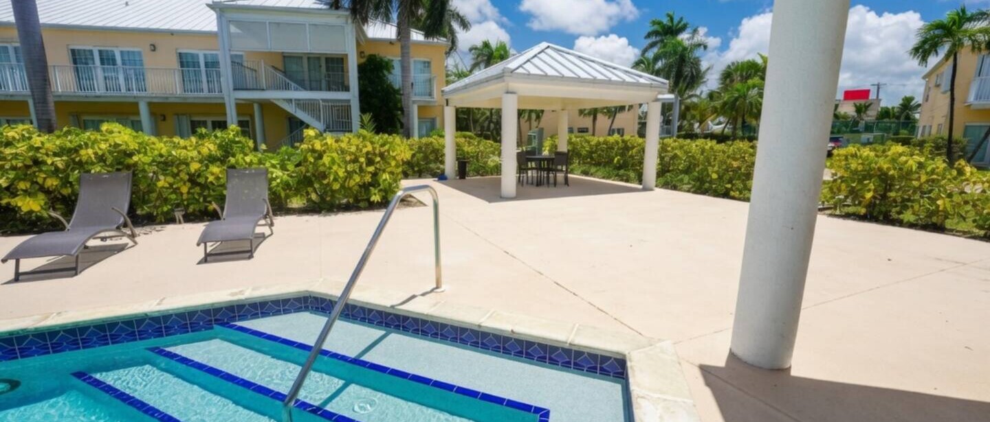 Cosy 1-Bed, Pool + Sea and Dining close by — photo 13 of 14