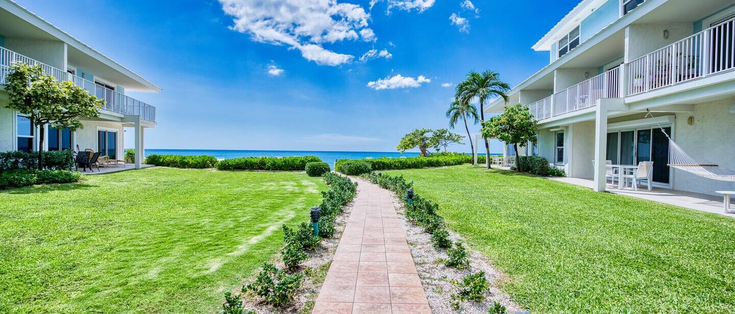 Beachfront 2BR Seven Mile | Beach, Pool & BBQ — photo 20 of 33