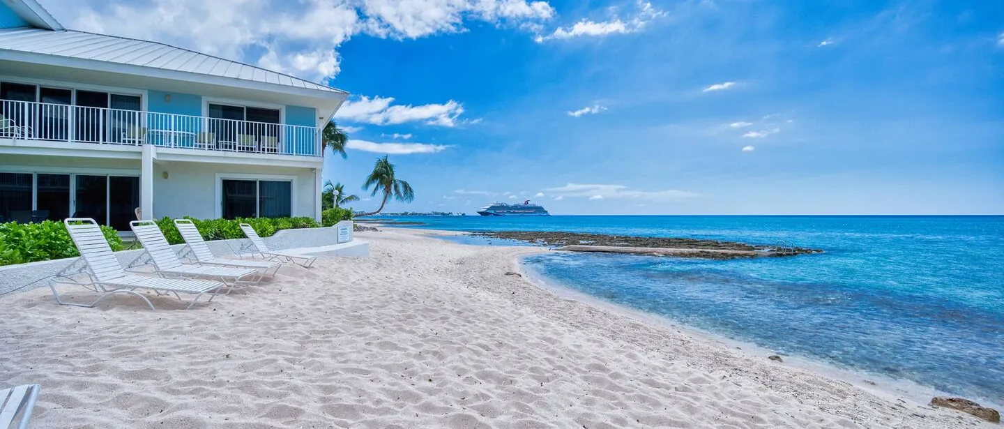 Beachfront 2BR Seven Mile | Beach, Pool & BBQ — photo 3 of 33
