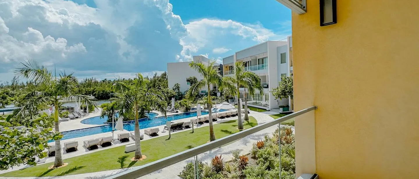 Luxury 2BR Condo | Walk to Seven Mile Beach, Pools — photo 4 of 36