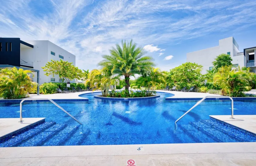 Lush Oasis in the heart of 7mile Beach Area