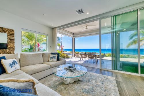 Luxury 3 Bedroom Waterfront Condo in Paradise — photo 34 of 57