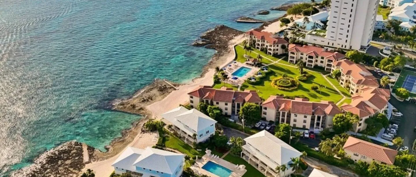 Beachfront 2BR Seven Mile | Beach, Pool & BBQ — photo 10 of 33