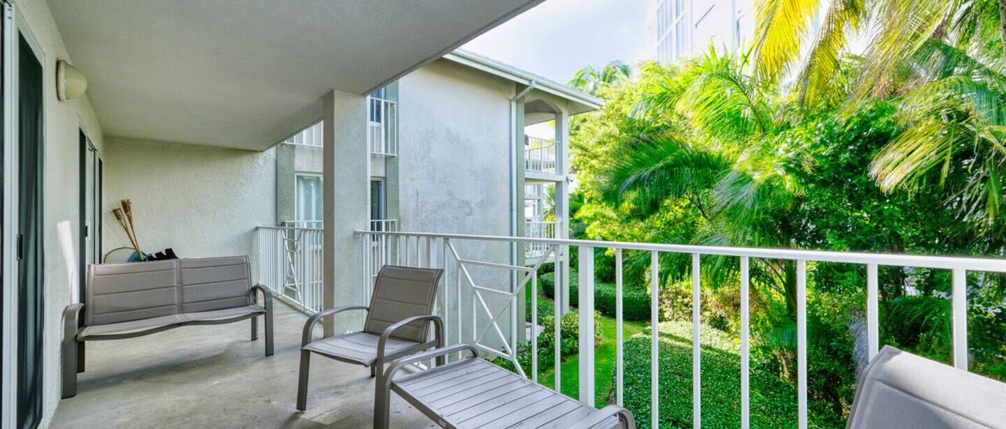 Beautiful Modern Condo on 7 Mile Beach — photo 19 of 29