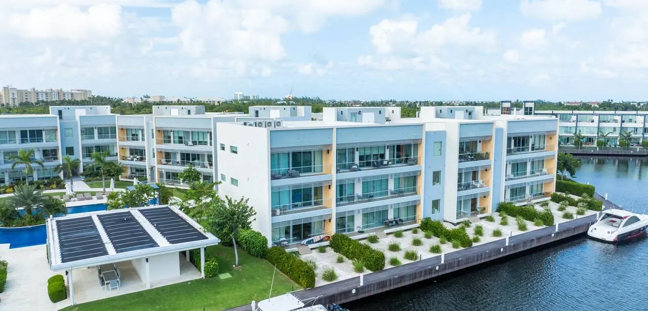 Luxury 2BR Condo | Walk to Seven Mile Beach, Pools — photo 9 of 36