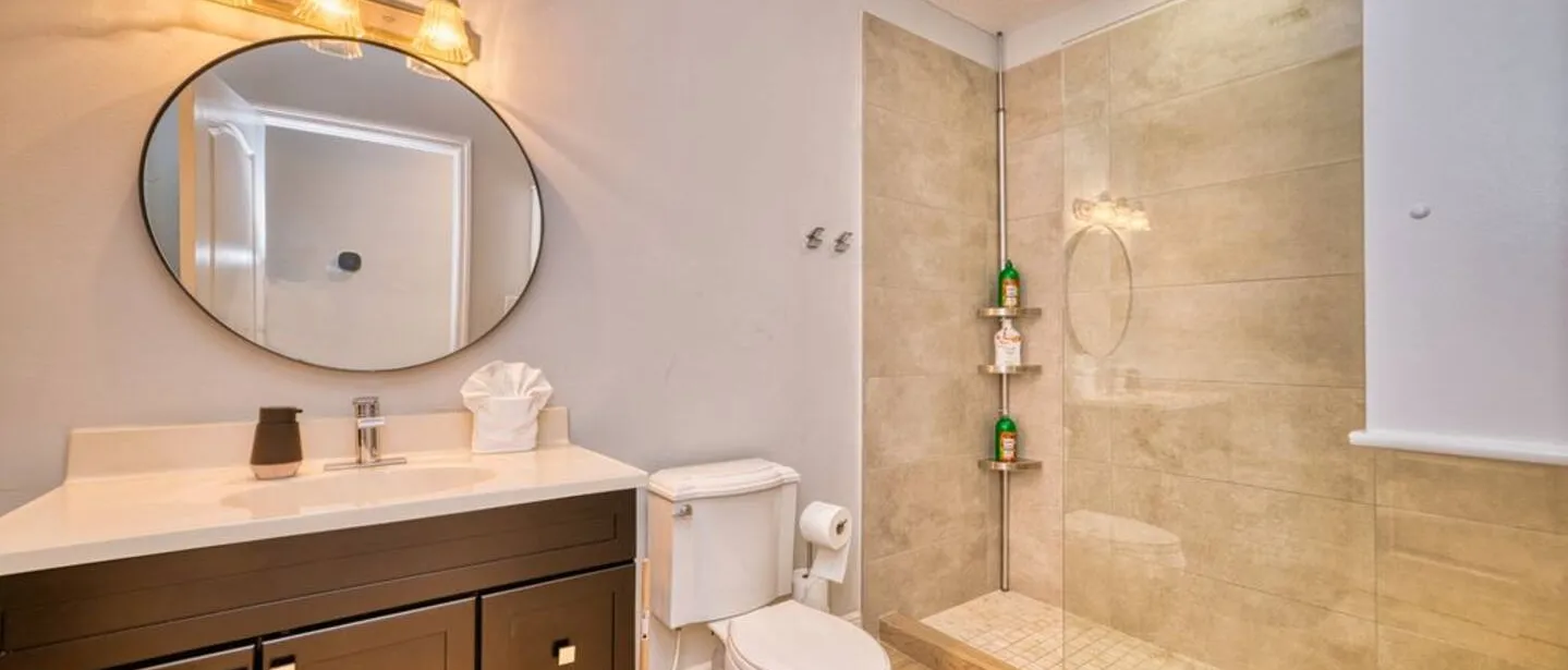 2 Bed Townhouse Quiet Complex 2m to 7Mile — photo 4 of 26