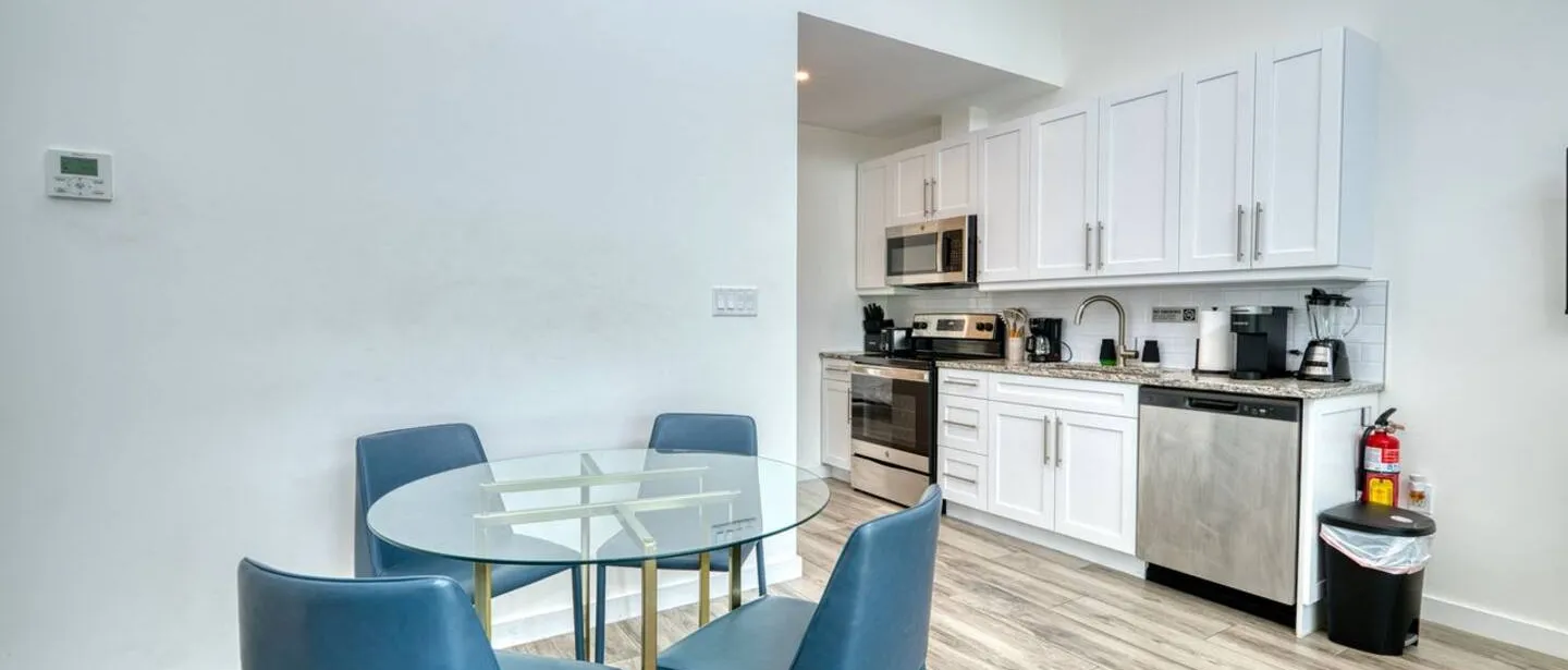 1BD 1.5B Cozy, Central Location, Patio and Pool — photo 7 of 16