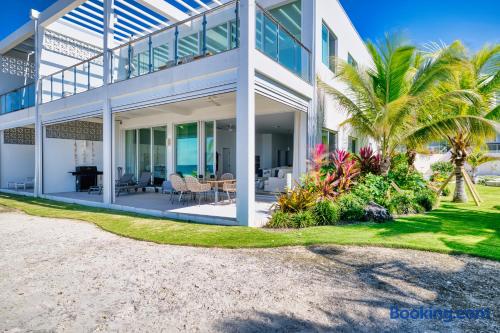 Luxury 3 Bedroom Waterfront Condo in Paradise — photo 48 of 57