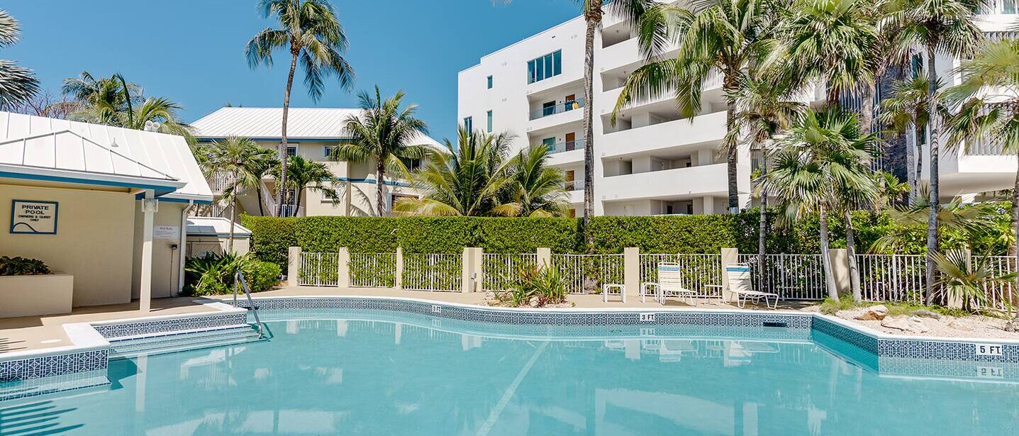 Ocean view 1BR, 1 min to beach, shared pool — photo 23 of 26