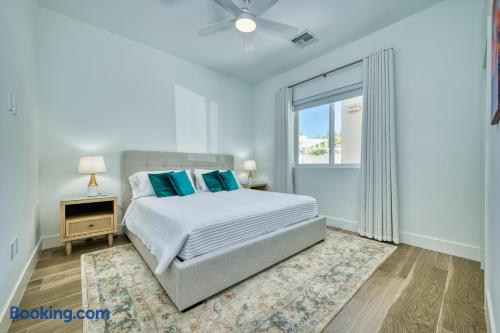 Luxury 3 Bedroom Waterfront Condo in Paradise — photo 35 of 57
