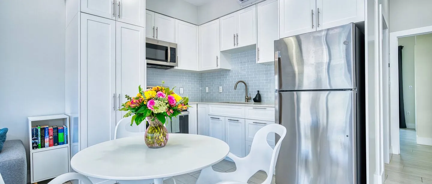 Modern 1 bedroom walking distance to the beach! — photo 3 of 22
