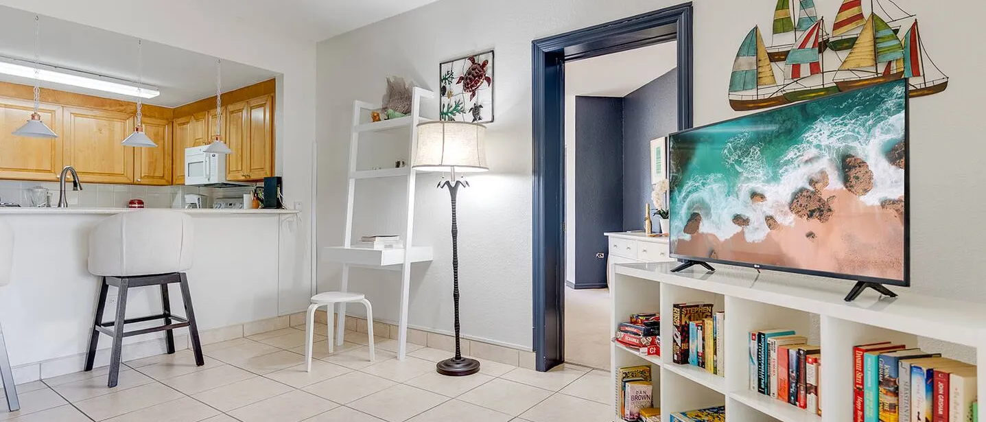 Ocean view 1BR, 1 min to beach, shared pool — photo 10 of 26