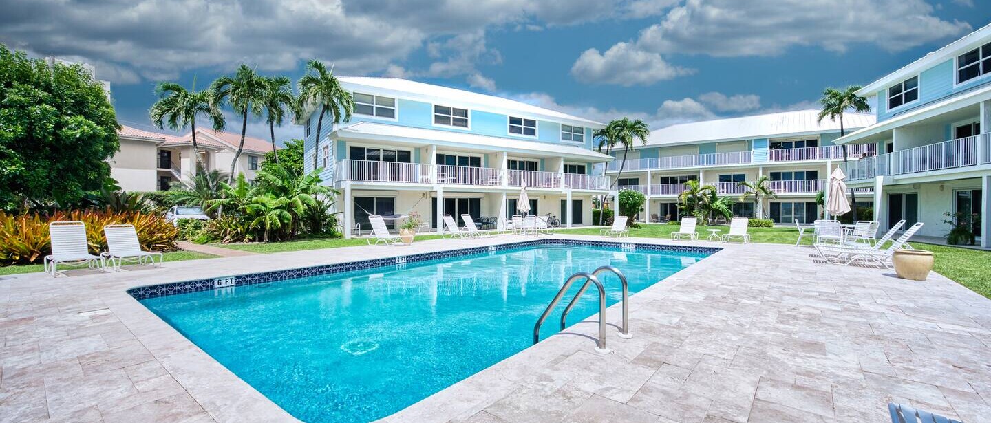 Beachfront 2BR Seven Mile | Beach, Pool & BBQ — photo 18 of 33