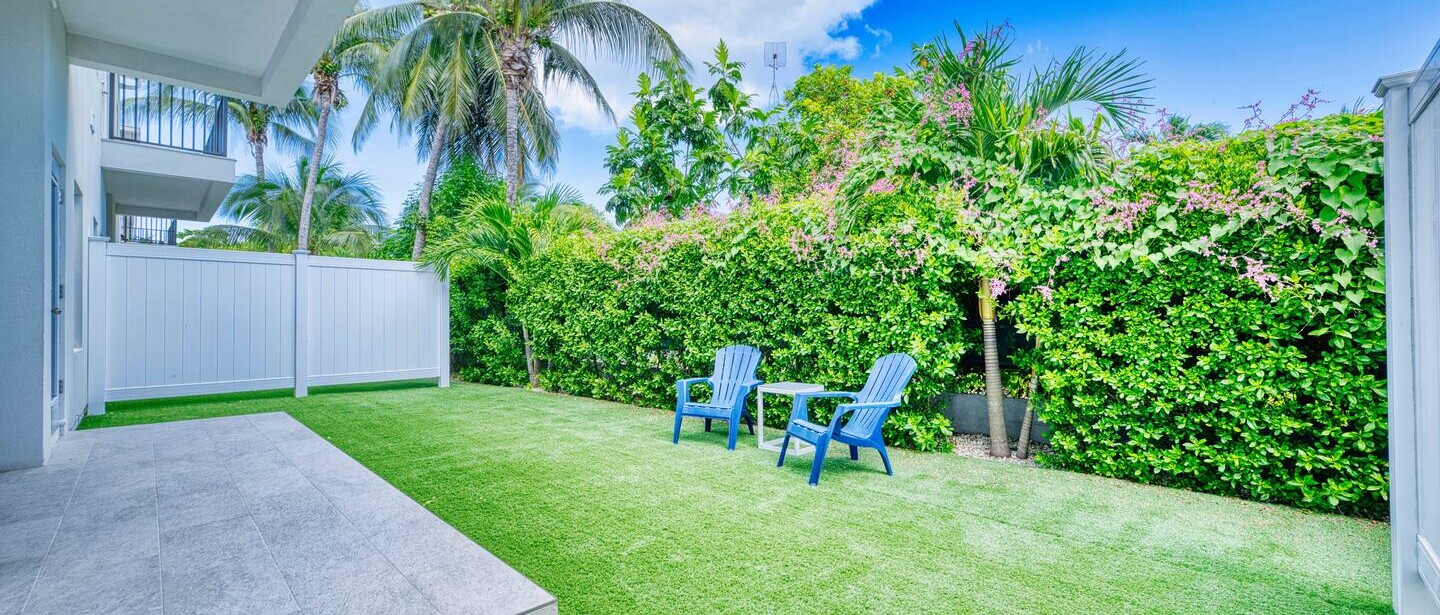 Modern 2 bedroom walking distance to the beach! — photo 24 of 32
