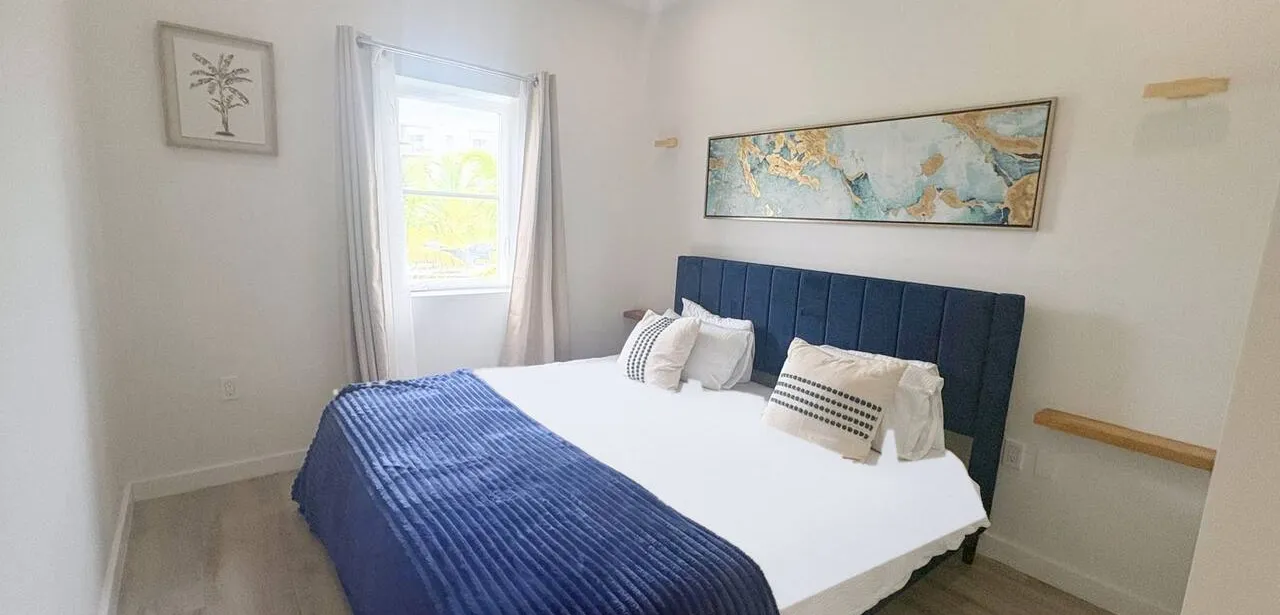 Sunny Lakeside Condo w/ Pool & Gym, West Bay — photo 13 of 13