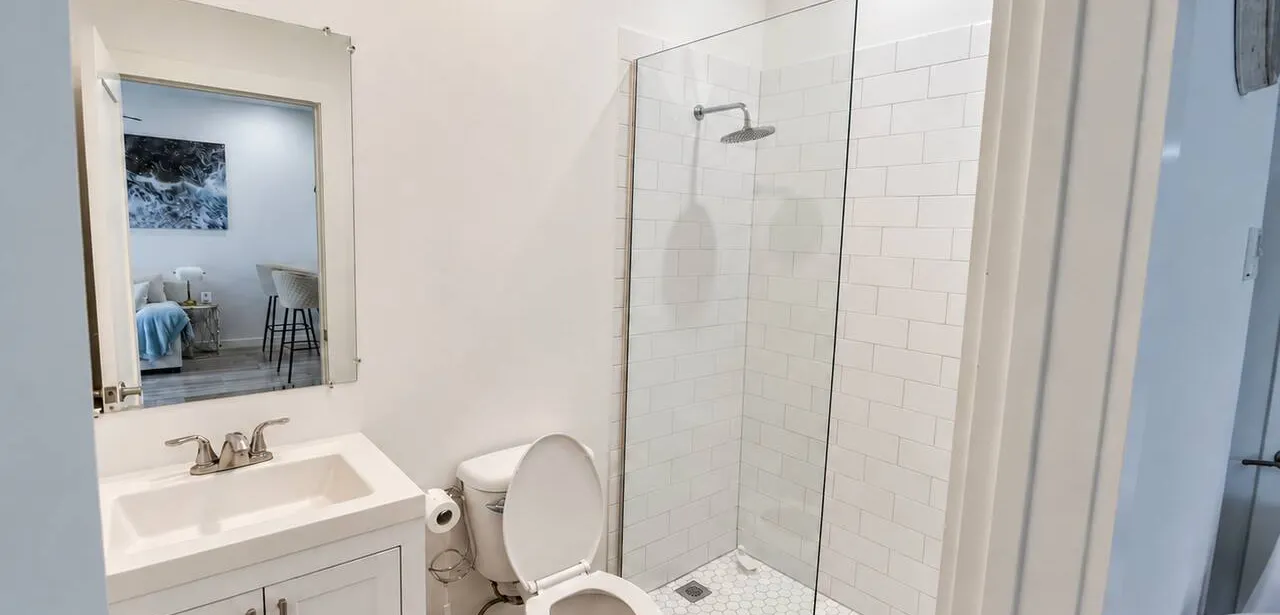 Sunny Lakeside Condo w/ Pool & Gym, West Bay — photo 5 of 13