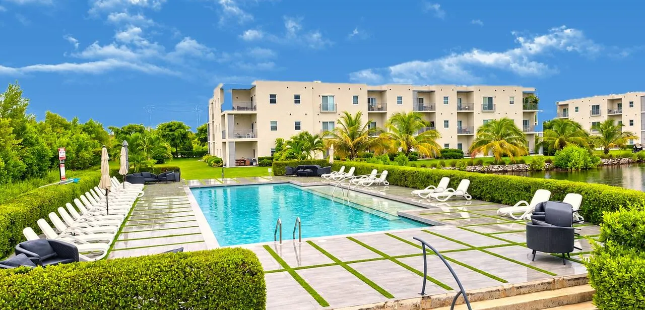 Sunny Lakeside Condo w/ Pool & Gym, West Bay — photo 3 of 13