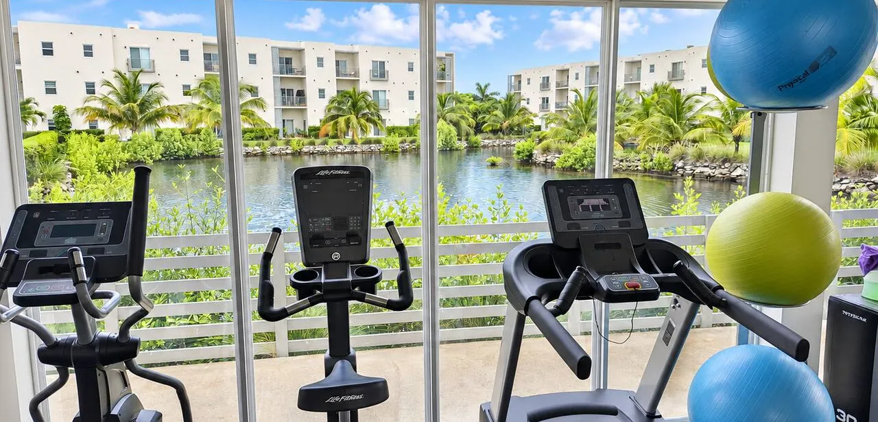 Sunny Lakeside Condo w/ Pool & Gym, West Bay — photo 7 of 13