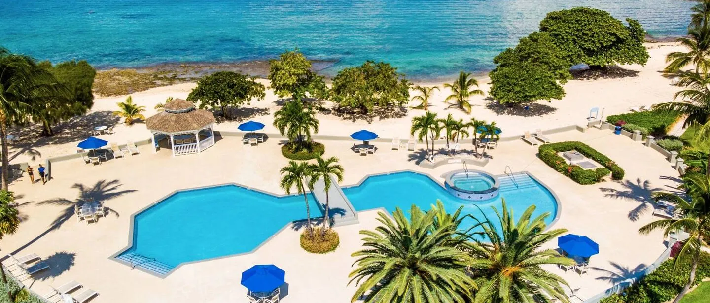 Beachfront Retreat | Ocean Views & Boutique Luxury — photo 21 of 22