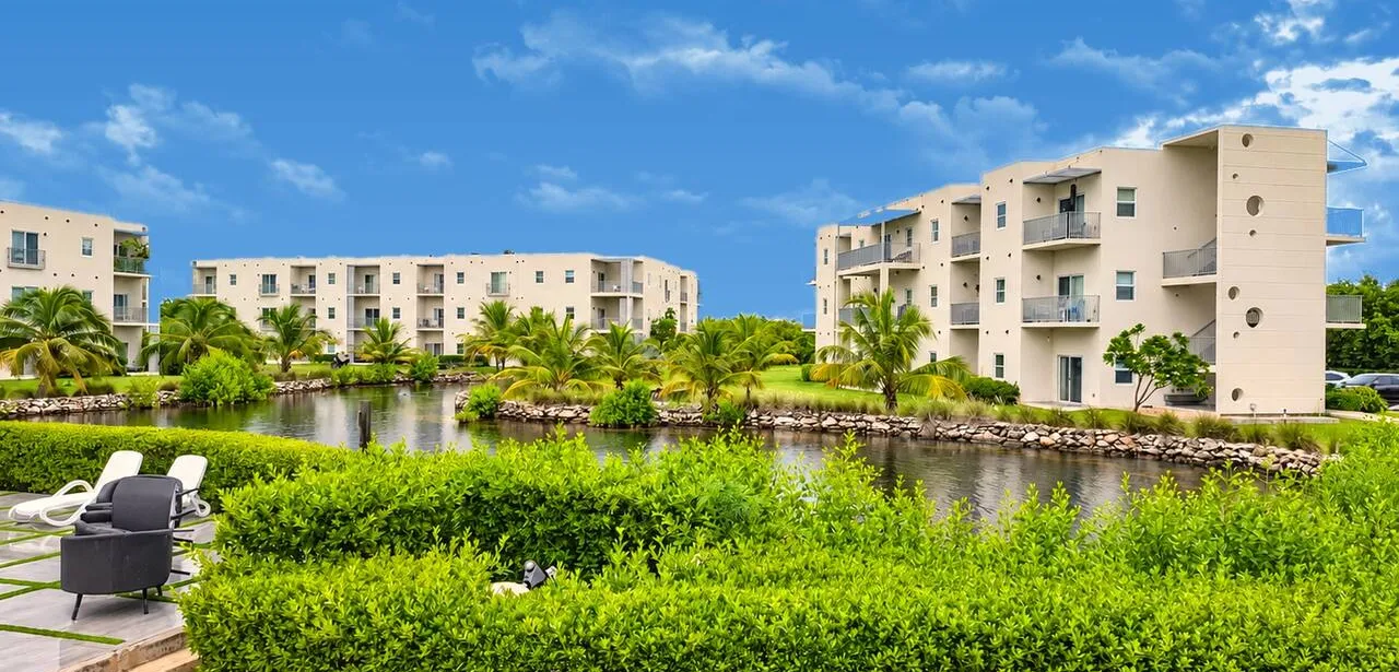 Sunny Lakeside Condo w/ Pool & Gym, West Bay — photo 10 of 13