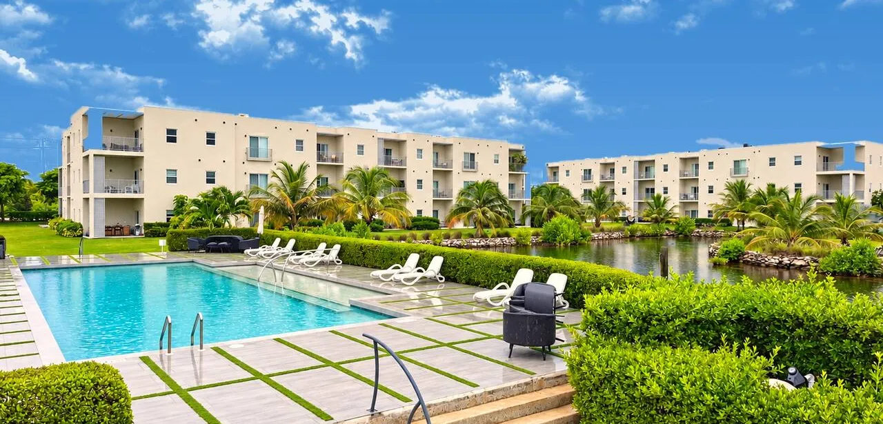 Sunny Lakeside Condo w/ Pool & Gym, West Bay — photo 11 of 13