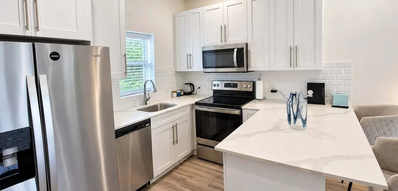 Sunny Lakeside Condo w/ Pool & Gym, West Bay — photo 4 of 13
