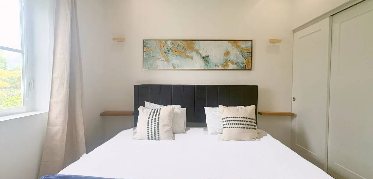 Sunny Lakeside Condo w/ Pool & Gym, West Bay — photo 12 of 13